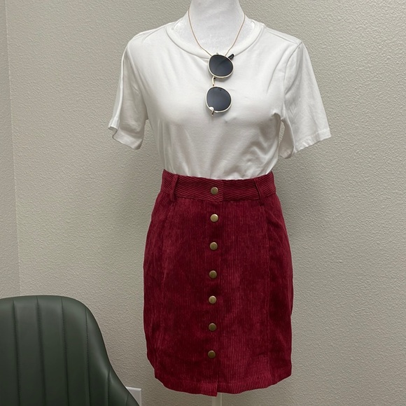 Mini Ribbed Burgundy Skirt - Picture 3 of 9